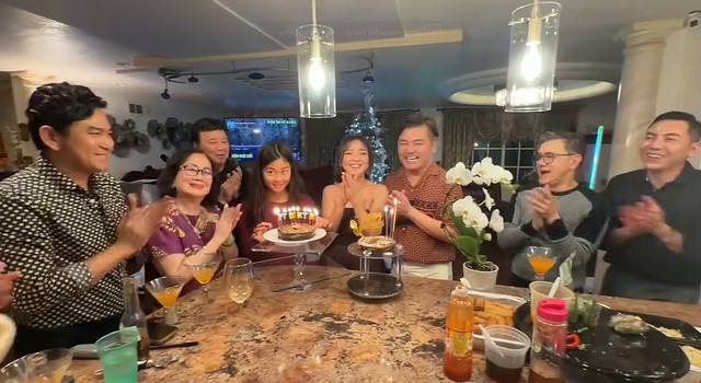 Nam NSƯT U80 nổi danh miền Nam mở tiệc tại biệt thự ở Mỹ, làm nũng với vợ- Ảnh 2. Nam NSƯT U80 nổi danh miền Nam mở tiệc tại biệt thự ở Mỹ, làm nũng với vợ- Ảnh 2.