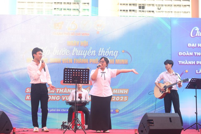 Chuỗi văn nghệ mở m&agrave;n.