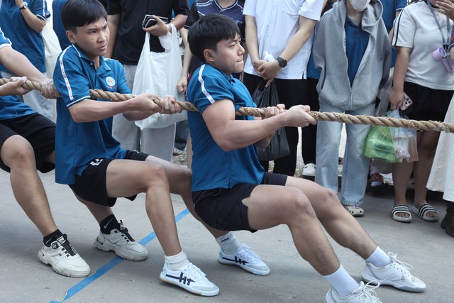 Cuộc thi k&eacute;o co tại gian h&agrave;ng kiểm tra thể lực.