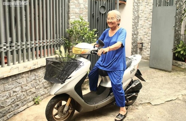 Nữ NSƯT U100 chạy xe m&aacute;y bị &ocirc; t&ocirc; k&eacute;o l&ecirc; ng&atilde; ra đường- Ảnh 1.