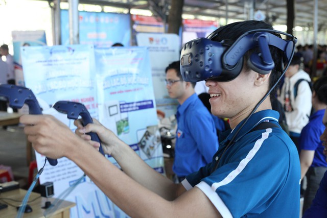 Sinh vi&ecirc;n trải nghiệm gian h&agrave;ng thực tế ảo.