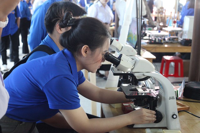 Sinh vi&ecirc;n trải nghiệm gian h&agrave;ng về Sinh học.