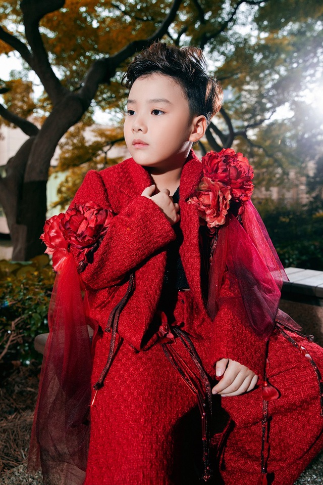 Mẫu nh&iacute; Tuấn Khải nổi bật trong bộ h&igrave;nh đ&oacute;n Gi&aacute;ng Sinh- Ảnh 6.