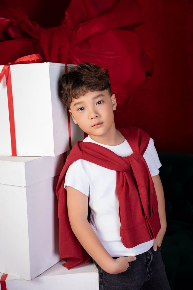 Mẫu nh&iacute; Tuấn Khải nổi bật trong bộ h&igrave;nh đ&oacute;n Gi&aacute;ng Sinh- Ảnh 1.