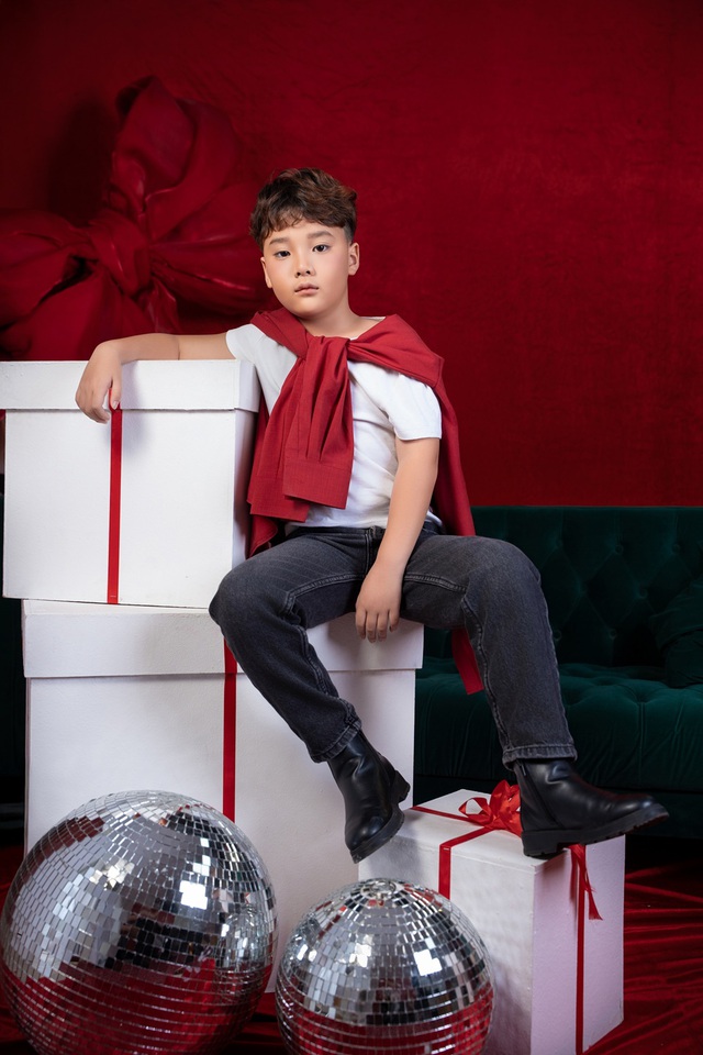 Mẫu nh&iacute; Tuấn Khải nổi bật trong bộ h&igrave;nh đ&oacute;n Gi&aacute;ng Sinh- Ảnh 2.