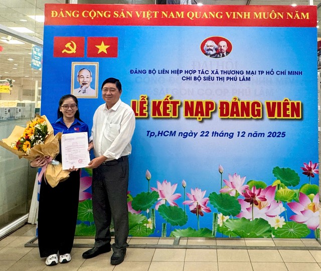 B&iacute; thư Chi bộ, Gi&aacute;m đốc Co.opmart Ph&uacute; L&acirc;m Nguyễn Văn Dũng trao Quyết định kết nạp đảng cho quần ch&uacute;ng ưu t&uacute; V&otilde; L&ecirc; Ng&acirc;n H&agrave;.