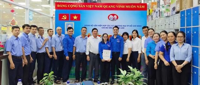 Chi bộ Si&ecirc;u thị Ph&uacute; L&acirc;m c&oacute; th&ecirc;m đảng vi&ecirc;n mới nh&acirc;n kỷ niệm 81 năm Ng&agrave;y th&agrave;nh lập Qu&acirc;n đội Nh&acirc;n d&acirc;n Việt Nam- Ảnh 2.