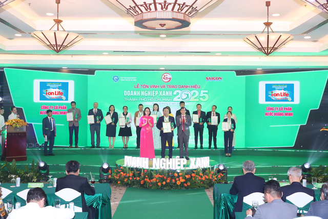 &Ocirc;ng V&otilde; Đặng Linh - Tổng gi&aacute;m đốc c&ocirc;ng ty ION -Life  nhận giải thưởng Doanh giải thưởng Doanh gghiệp xanh 2025.