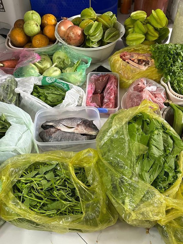 Được bố mẹ gửi thực phẩm đều đặn mỗi th&aacute;ng nhưng vợ chồng t&ocirc;i vẫn ti&ecirc;u hết 18 triệu, l&uacute;c biết chuyện, ai cũng sốc- Ảnh 1.