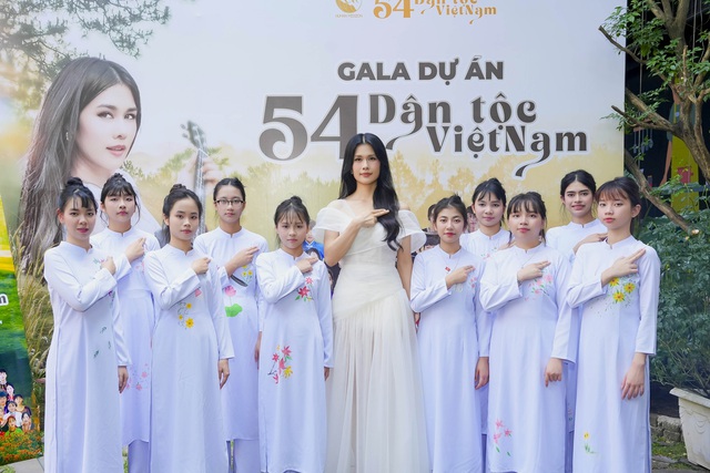 Bức tranh hoa sen của ca sĩ Ph&uacute;c Anh được x&aacute;c lập kỷ lục Việt Nam- Ảnh 1.