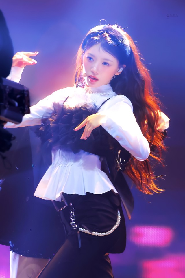 Ca khúc hot nhất lúc này: Mỹ nhân chỉ cần 3s nũng nịu làm cõi mạng phát cuồng, ai cũng muốn đu trend- Ảnh 3. Ca khúc hot nhất lúc này: Mỹ nhân chỉ cần 3s nũng nịu làm cõi mạng phát cuồng, ai cũng muốn đu trend- Ảnh 3.