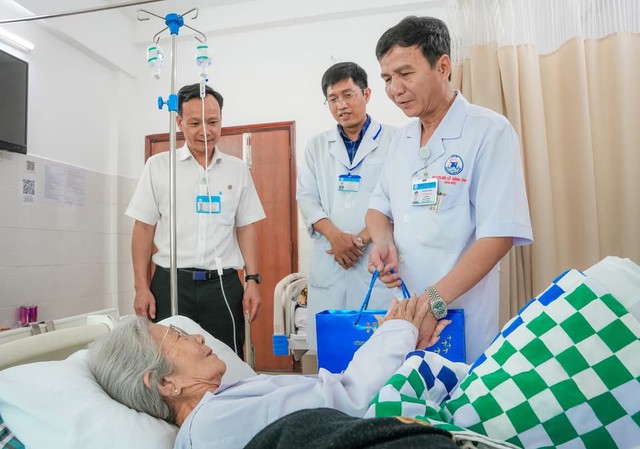 NSƯT Phi Điểu điều trị nhiễm trùng huyết tại Bệnh viện Thống Nhất: Sự tận tâm dành cho "người bà quốc dân"- Ảnh 1. NSƯT Phi Điểu điều trị nhiễm trùng huyết tại Bệnh viện Thống Nhất: Sự tận tâm dành cho "người bà quốc dân"- Ảnh 1.