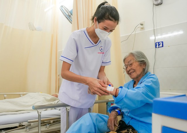 NSƯT Phi Điểu điều trị nhiễm trùng huyết tại Bệnh viện Thống Nhất: Sự tận tâm dành cho "người bà quốc dân"- Ảnh 2. NSƯT Phi Điểu điều trị nhiễm trùng huyết tại Bệnh viện Thống Nhất: Sự tận tâm dành cho "người bà quốc dân"- Ảnh 2.