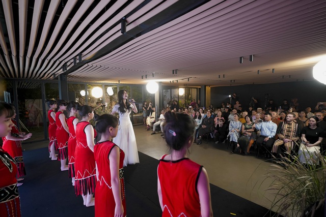 Bức tranh hoa sen của ca sĩ Ph&uacute;c Anh được x&aacute;c lập kỷ lục Việt Nam- Ảnh 3.