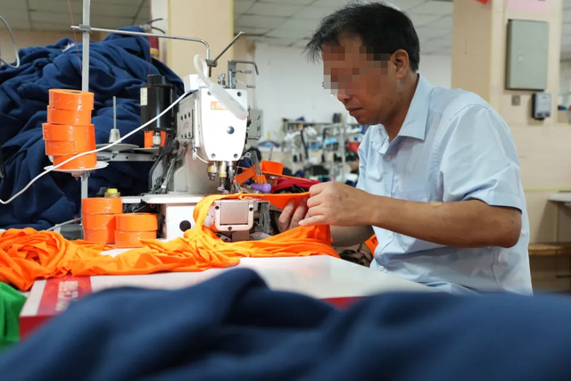 Nam c&ocirc;ng nh&acirc;n 45 tuổi suy thận: S&aacute;ng đạp m&aacute;y may, đ&ecirc;m nằm lọc m&aacute;u, đồng nghiệp cũng l&agrave; đồng bệnh...- Ảnh 1.