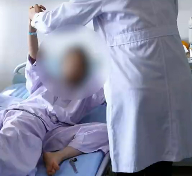 Ch&agrave;ng trai 20 tuổi suy thận v&igrave; ng&agrave;y n&agrave;o cũng uống thứ nước "vạn người m&ecirc;"- Ảnh 1.