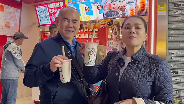 Nữ NSƯT 55 tuổi c&ugrave;ng chồng thề nguyện b&ecirc;n nhau 27 năm nữa tại Hong Kong- Ảnh 1.