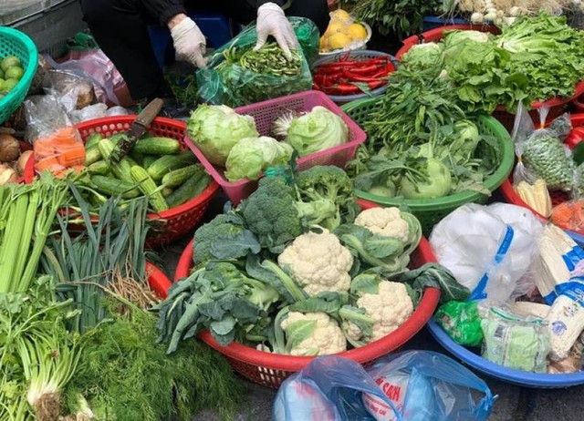 Chợ Việt lu&ocirc;n sẵn 4 loại rau &iacute;t thuốc trừ s&acirc;u bậc nhất, ăn v&agrave;o c&ograve;n gi&uacute;p chống ung thư- Ảnh 1.