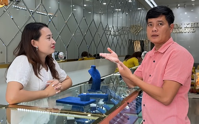 Trùm Điền Quân mua kim cương tặng vợ: "Nay có tiền mới dám mua"- Ảnh 2. Trùm Điền Quân mua kim cương tặng vợ: "Nay có tiền mới dám mua"- Ảnh 2.