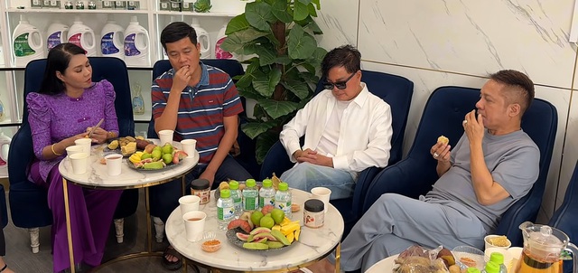 Trùm Điền Quân Khương Dừa họp nóng 3 nghệ sĩ sau khi tạm đóng cửa cơ sở kinh doanh- Ảnh 1. Trùm Điền Quân Khương Dừa họp nóng 3 nghệ sĩ sau khi tạm đóng cửa cơ sở kinh doanh- Ảnh 1.