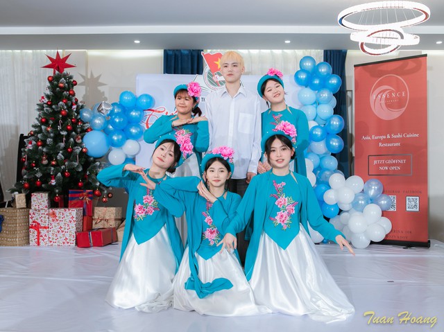 Tiếp nối ước mơ, gắn kết thế hệ trẻ người Việt tại Tachov- Ảnh 8.