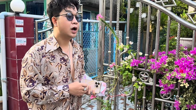 Nam ca sĩ 44 tuổi về tận mộ Vân Quang Long làm một việc- Ảnh 1. Nam ca sĩ 44 tuổi về tận mộ Vân Quang Long làm một việc- Ảnh 1.