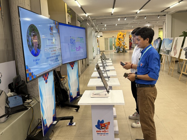 C&aacute;c đại biểu check-in bằng face ID tại đại hội.