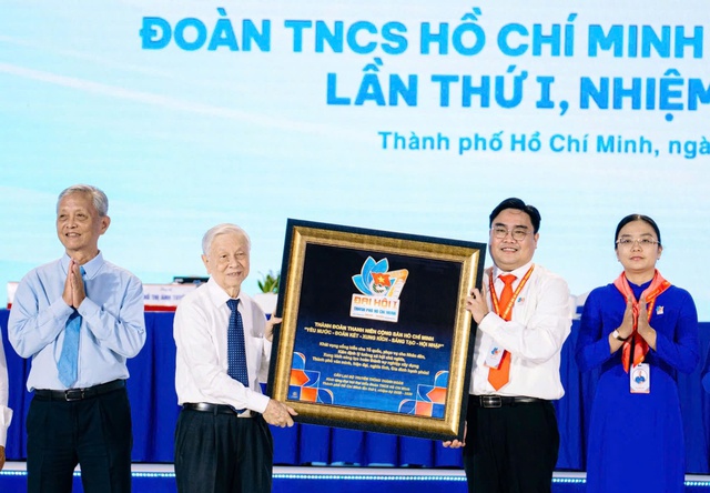 C&acirc;u lạc bộ truyền thống Th&agrave;nh Đo&agrave;n trao qu&agrave; ch&uacute;c mừng Đại hội.