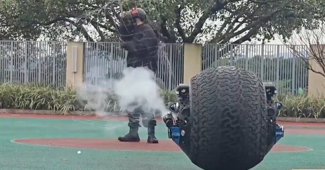 Cảnh s&aacute;t Trung Quốc tung "Quả b&oacute;ng th&eacute;p" 125kg v&agrave;o cuộc chiến chống tội phạm: Tương lai như phim viễn tưởng- Ảnh 4.