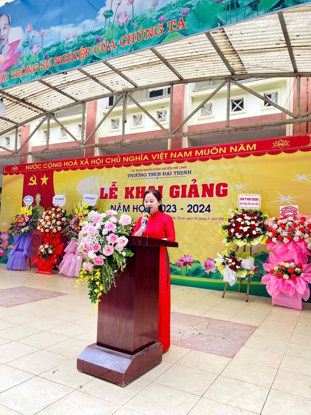 C&ocirc; Tạ Thị Thuận - Hiệu Trưởng trường THCS Đại Thịnh ph&aacute;t biểu tại lễ khai giảng.