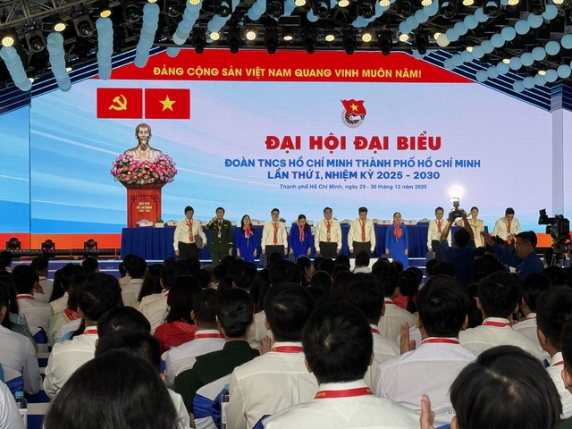 Đo&agrave;n Chủ tịch ra mắt đại hội.