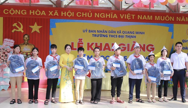Khen ngợi, nếu được thực hiện ch&acirc;n th&agrave;nh v&agrave; kịp thời, c&oacute; t&aacute;c dụng như một chất x&uacute;c t&aacute;c mạnh mẽ đối với học sinh.
