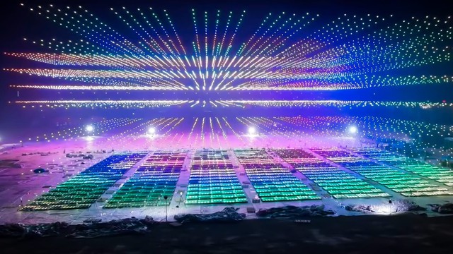 Gần 16.000 Drone Trung Quốc thiết lập kỷ lục thế giới, ph&ocirc; diễn sức mạnh c&ocirc;ng nghệ "bầy đ&agrave;n" đ&aacute;ng sợ- Ảnh 1.