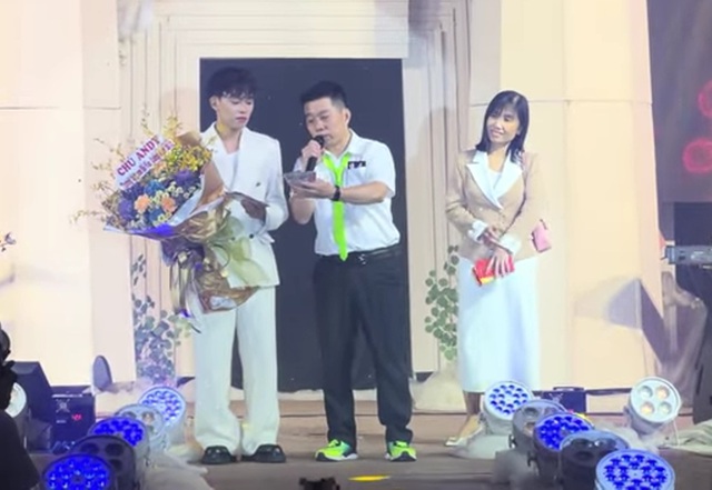 Hồ Văn Cường nhận tiền mặt cả trăm triệu đồng trên sân khấu- Ảnh 1.