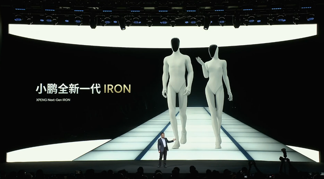 CEO hãng xe Trung Quốc ra lệnh 'cắt chân' robot ngay trên sân khấu để chứng minh không có người bên trong- Ảnh 3. CEO hãng xe Trung Quốc ra lệnh 'cắt chân' robot ngay trên sân khấu để chứng minh không có người bên trong- Ảnh 3.