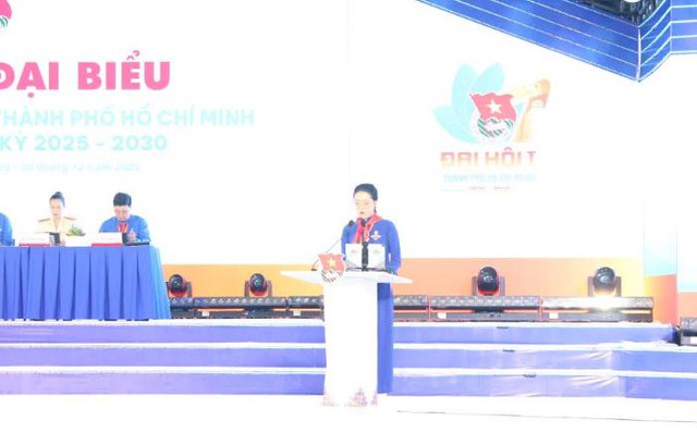 Đồng ch&iacute; V&otilde; Ngọc Minh Anh - Trường ĐH kH tự nhi&ecirc;n c&ocirc;ng bố thư đại hội gửi Đo&agrave;n vi&ecirc;n Thanh thiếu nhi Th&agrave;nh Phố Hồ Ch&iacute; Minh.