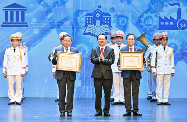 ảnh 1: Ph&oacute; Trưởng ban Tuy&ecirc;n gi&aacute;o v&agrave; D&acirc;n vận Trung ương Huỳnh Th&agrave;nh Đạt tặng bằng khen của Ban Tuy&ecirc;n gi&aacute;o v&agrave; D&acirc;n vận Trung ương cho Tập đo&agrave;n CT Group v&agrave; Chủ tịch CT Group Trần Kim Chung.