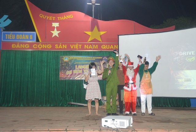 Học viện Phòng không-Không quân: Sôi nổi hội thi tiếng Anh - “Happy New Year”- Ảnh 1. Học viện Phòng không-Không quân: Sôi nổi hội thi tiếng Anh - “Happy New Year”- Ảnh 1.