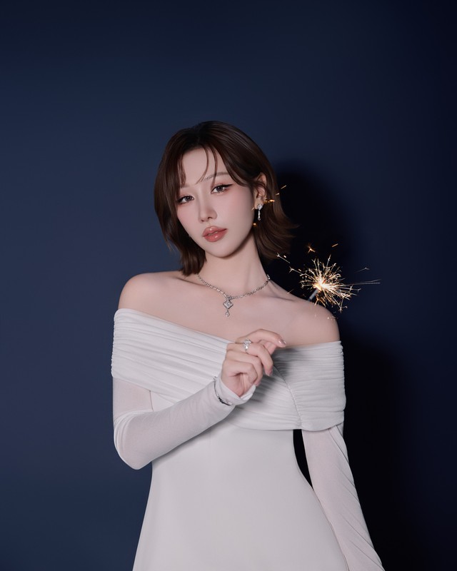 Vẻ đẹp của người phụ nữ tự tin: Bừng s&aacute;ng tinh tế trong những buổi tiệc cuối năm- Ảnh 4.