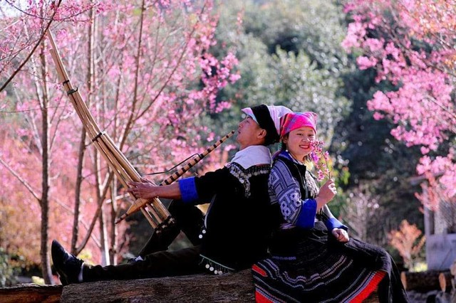 Giữa khung cảnh n&uacute;i rừng mờ sương v&agrave; sắc thắm của hoa Tớ D&agrave;y, tiếng Kh&egrave;n M&ocirc;ng trầm bổng như lời tỏ t&igrave;nh m&ugrave;a xu&acirc;n.