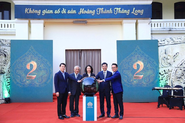 B&agrave; Vũ Thu H&agrave; - Ph&oacute; Chủ tịch UBND th&agrave;nh phố H&agrave; Nội v&agrave; c&aacute;c đai biểu ấn n&uacute;t khai trương vở tr&igrave;nh diễn "Kinh đ&ocirc; Thăng Long" ứng dụng c&ocirc;ng nghệ 3D mapping v&agrave; Kh&ocirc;ng gian trải nghiệm số hiện đại.