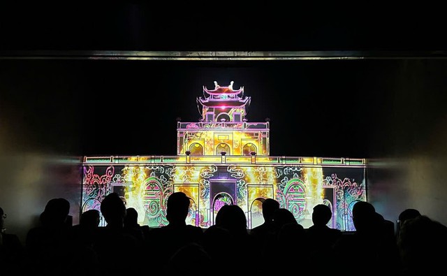 ảnh 3: Với chủ đề "&Acirc;m vang triều L&yacute;", lấy cảm hứng từ những dấu ấn ti&ecirc;u biểu của triều đại nh&agrave; L&yacute; - triều đại khai s&aacute;ng Thăng Long, chương tr&igrave;nh t&aacute;i hiện một giai đoạn lịch sử huy ho&agrave;ng, nơi đặt nền m&oacute;ng cho bản sắc văn h&oacute;a v&agrave; t&acirc;m linh của d&acirc;n tộc