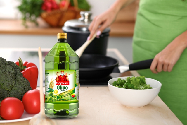 Với c&ocirc;ng thức kết hợp dầu &ocirc;-liu nguy&ecirc;n chất v&agrave; dầu gạo lứt, loại dầu mới n&agrave;y gi&uacute;p n&acirc;ng tầm gian bếp- Ảnh 3.