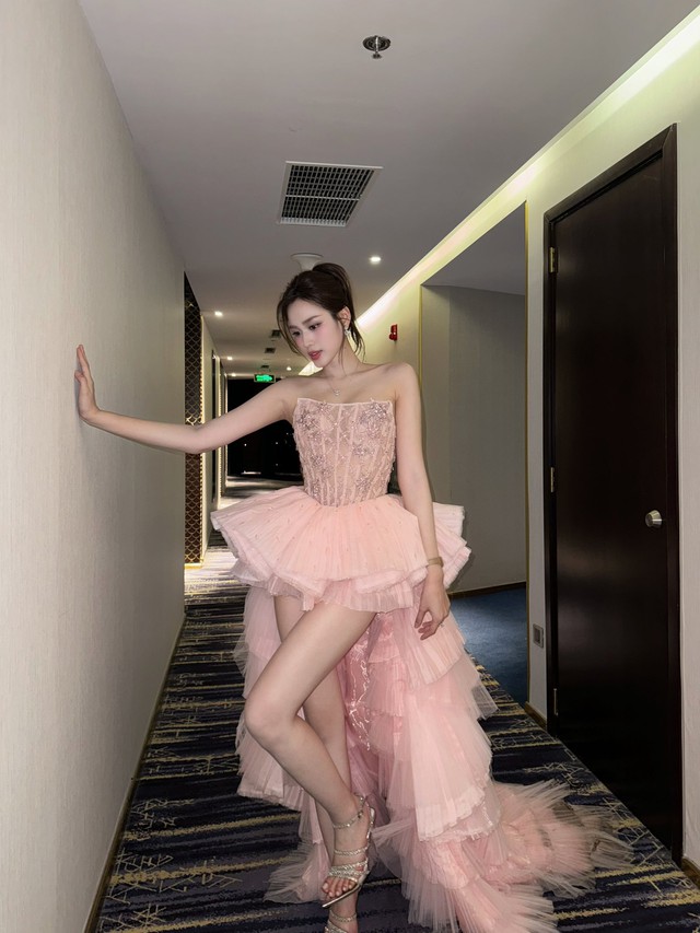 Mặc v&aacute;y ngắn cũn nhưng lần n&agrave;y Đỗ H&agrave; lại được khen!- Ảnh 4.