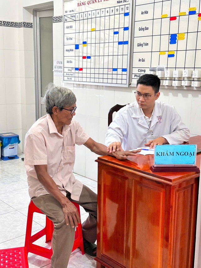 BS trẻ khám bệnh cho bệnh nhân.