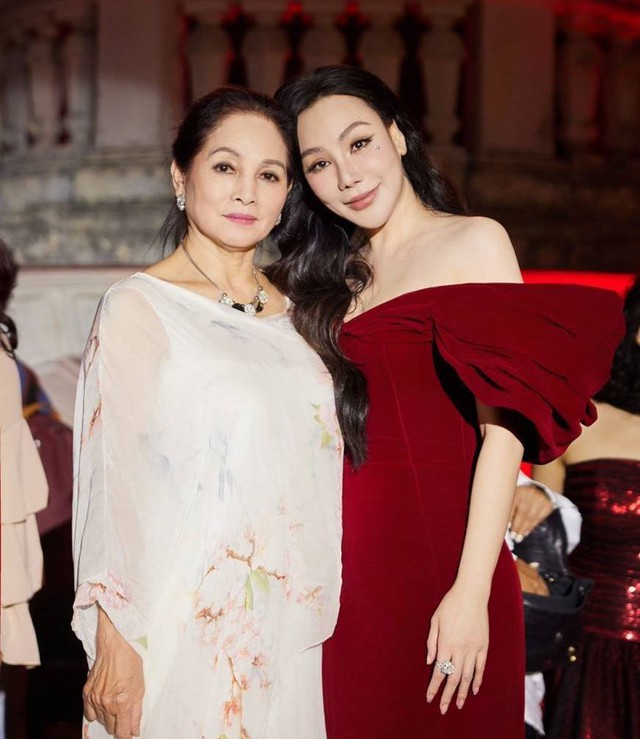 Danh tính 2 sao Việt bị nữ NSND là Đại tá quân đội từ chối nhận túi hàng hiệu, xe ô tô- Ảnh 2.