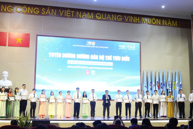 Đại học Quốc gia - Hồ Chí Minh tuyên dương Cán bộ trẻ tiêu biểu và Sinh viên 5 tốt năm 2025- Ảnh 2. Đại học Quốc gia - Hồ Chí Minh tuyên dương Cán bộ trẻ tiêu biểu và Sinh viên 5 tốt năm 2025- Ảnh 2.