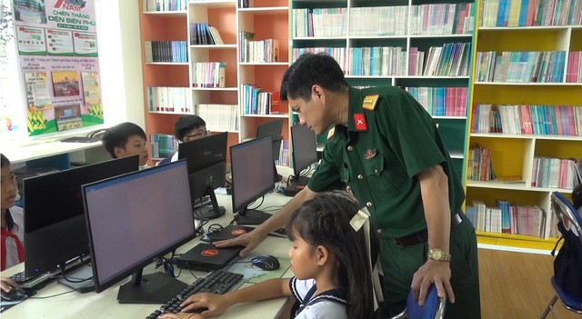 Đại tá NGuyễn Quốc Hoàn - BTĐU , chính ủy trung tâm 286 đang hướng dẫn các em học sinh học máy tính.