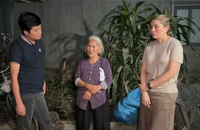 Cụ bà sập nhà vì lũ, trùm Điền Quân tới cho tiền gấp đôi, nói một điều- Ảnh 2. Cụ bà sập nhà vì lũ, trùm Điền Quân tới cho tiền gấp đôi, nói một điều- Ảnh 2.