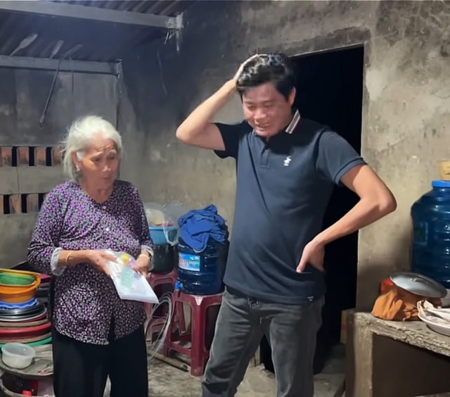 Cụ bà sập nhà vì lũ, trùm Điền Quân tới cho tiền gấp đôi, nói một điều- Ảnh 1. Cụ bà sập nhà vì lũ, trùm Điền Quân tới cho tiền gấp đôi, nói một điều- Ảnh 1.